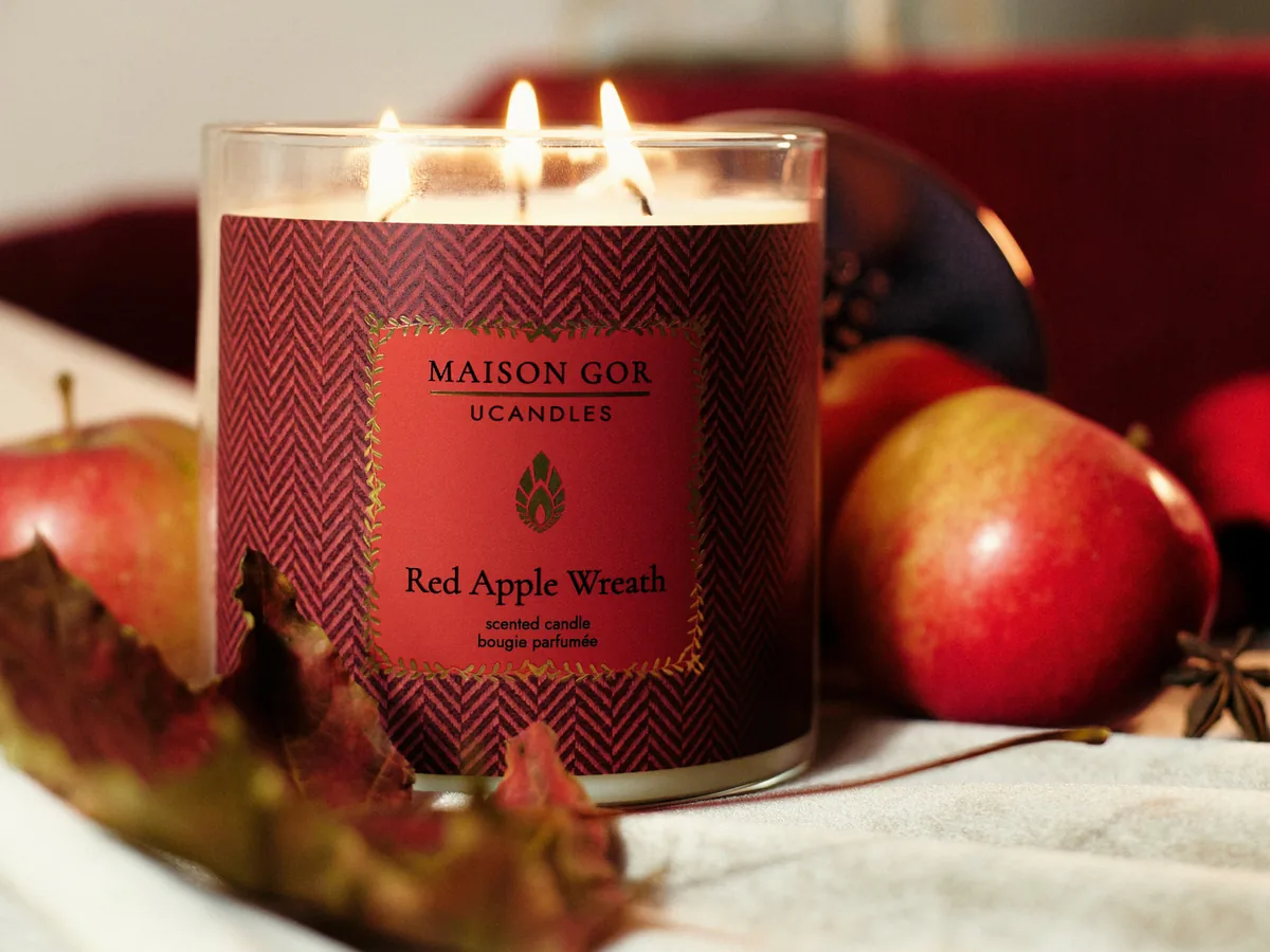 Ароматическая свеча Ucandles Red Apple Wreath (Венок из красных яблок) с 3 фитилями